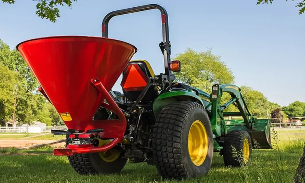 Tractor fertilizer spreader gearbox working on grassland