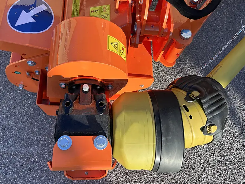 Flail mower gearbox mounted on the mower frame